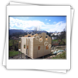 Maison avec murs emboites isoles - vue exterieure lors du montage