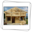 Maison avec murs obtenus par emboitement  en lamelle-colle composite - vue lors du montage