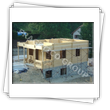 Maison avec murs obtenus par emboitement  en lamelle-colle composite - vue lors du montage