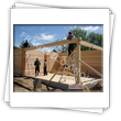 Maison avec murs doubles obtenus par emboitement en madriers ou lamelle-colle - vue lors du montage