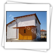 Maison avec murs en panneaux pre-montes type ossature-plateforme ou timber frame avec placage exterieur avec polystyrene et a l'interieur avec bois et plaque de platre - vue exterieure