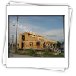 Maison avec murs en panneaux pre-montes type ossature-plateforme ou timber frame avec placage a l'interieur avec bois et plaque de platre - vue lors du montage