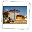 Casa cu peretii din panouri premontate tip osatura-platforma sau timber frame cu placare exterioara cu polistiren iar la interior cu lemn si rigips - vedere exterioara