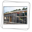 Casa con pareti di pannelli premontati tipo ossatura - piattaforma o timber frame - vista durante il montaggio