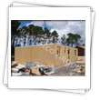Casa con pareti di pannelli premontati tipo ossatura - piattaforma o timber frame - vista durante il montaggio
